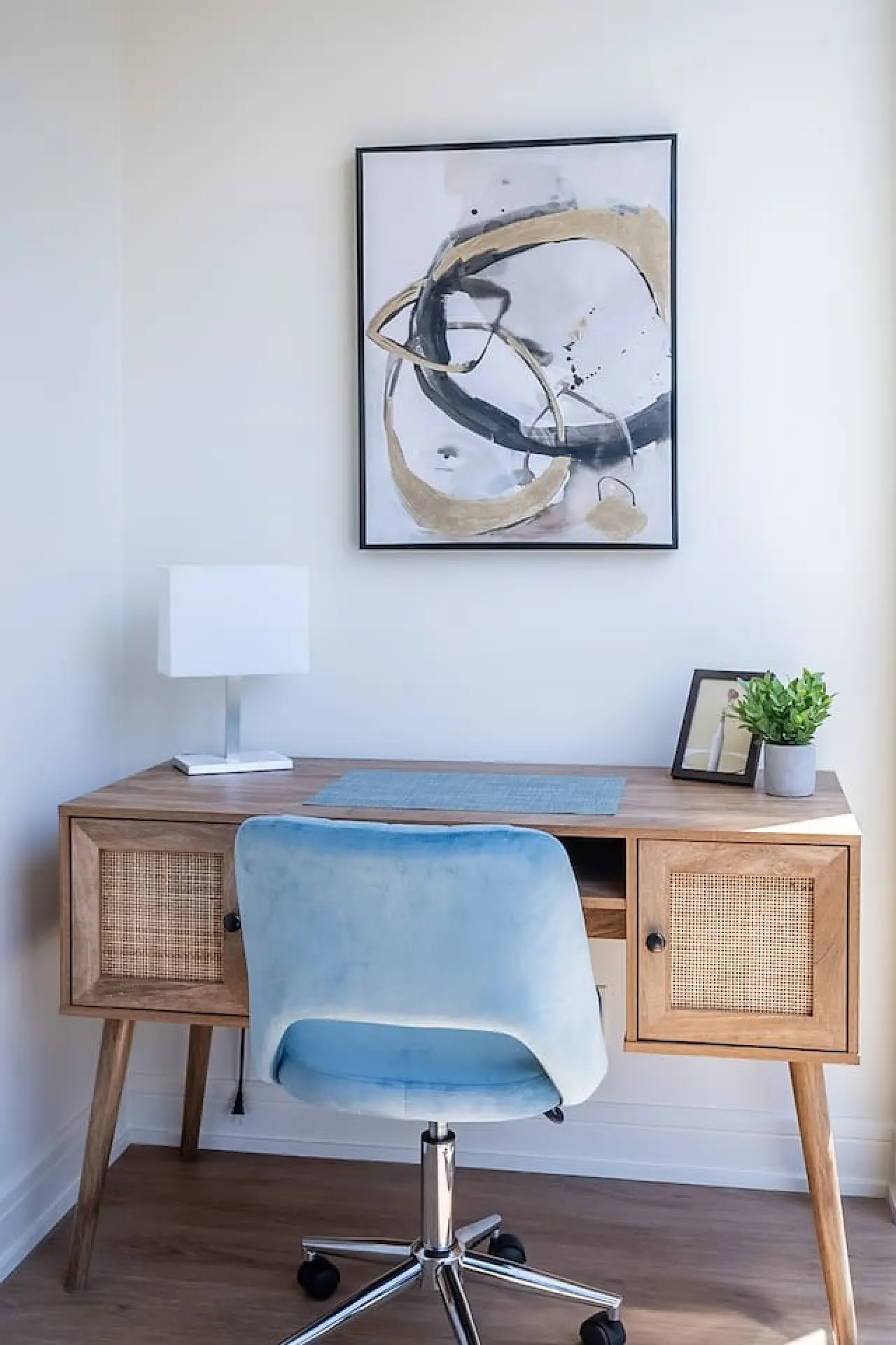 Stylish 1BR Urban Retreat Workspace Sleeps 4 5