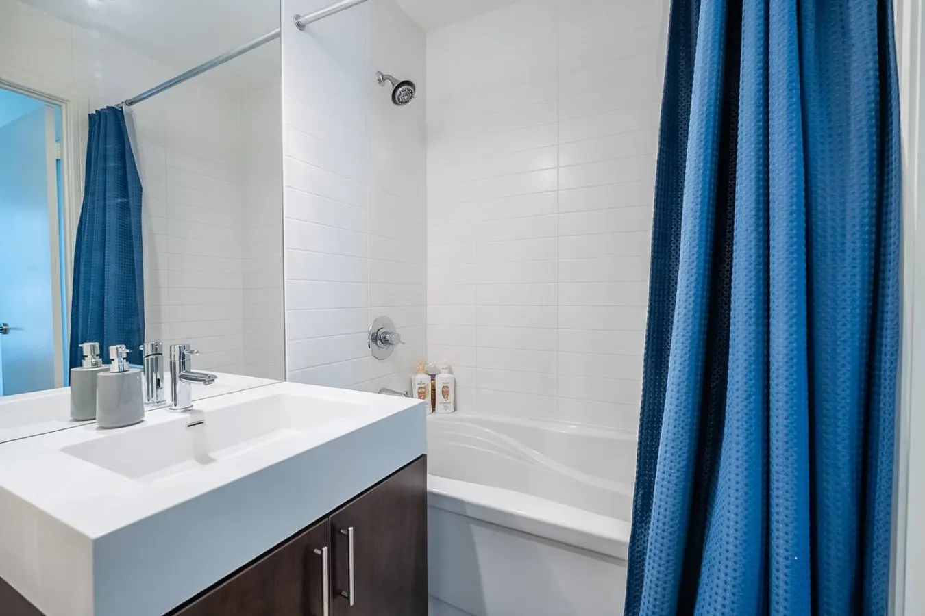 Stylish 1BR Urban Retreat Workspace Sleeps 4 6