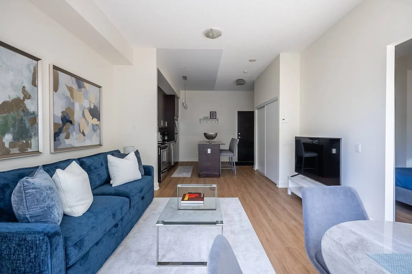 Stylish 1BR Urban Retreat Workspace Sleeps 4 7