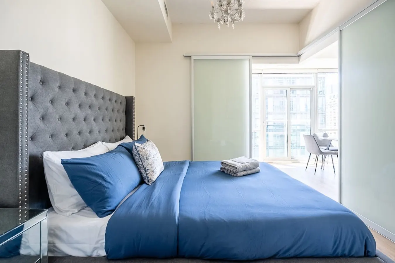 Stylish 1BR Urban Retreat Workspace Sleeps 4 8