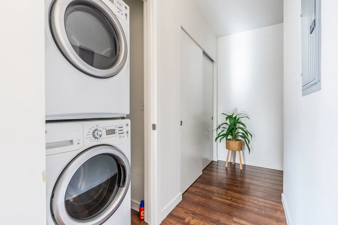 Apartment close to Downtown with Modern Furnishings 12