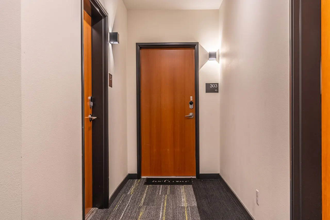 Apartment close to Downtown with Modern Furnishings 19