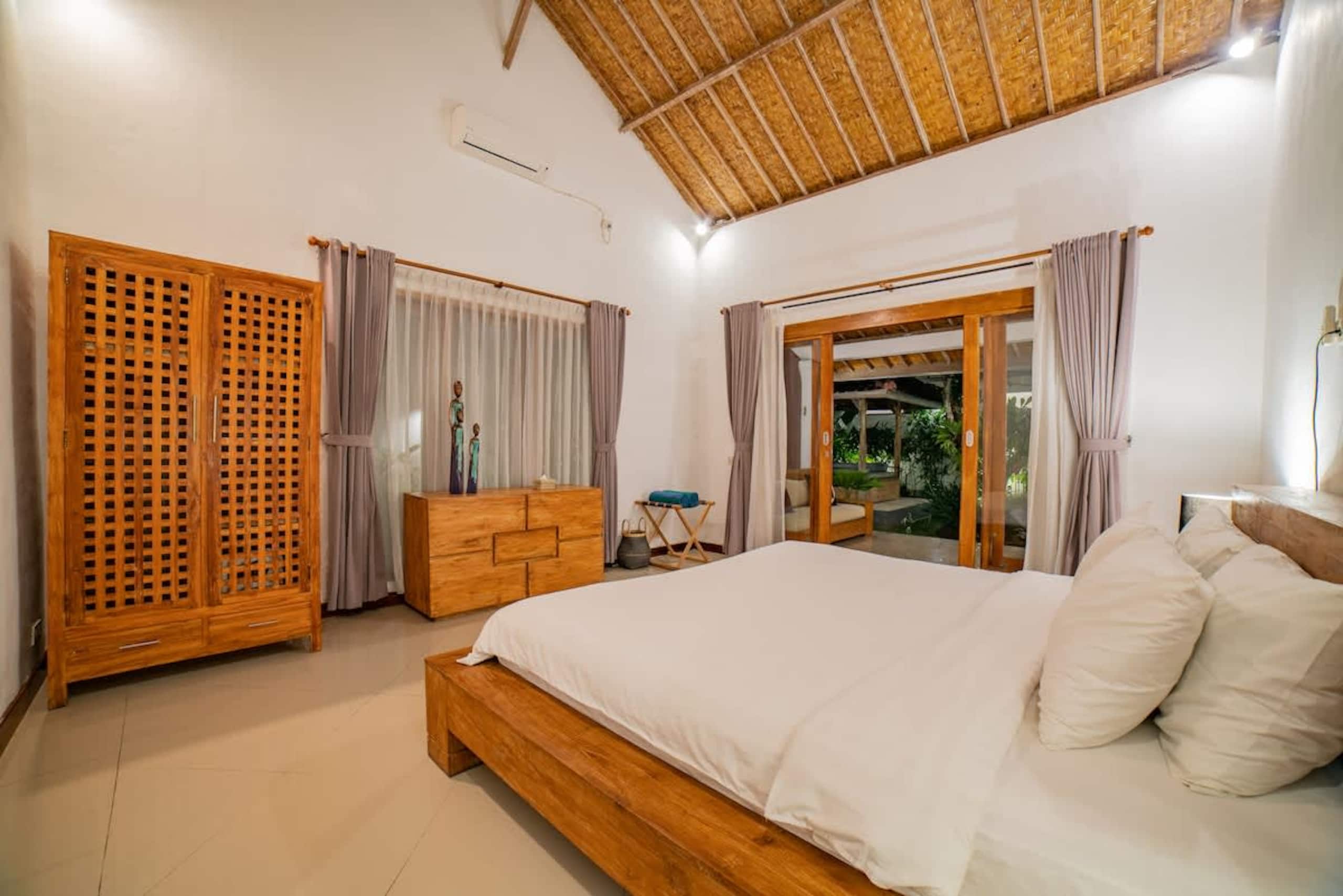 4BR villa w/ private pool & garden view — photo 4