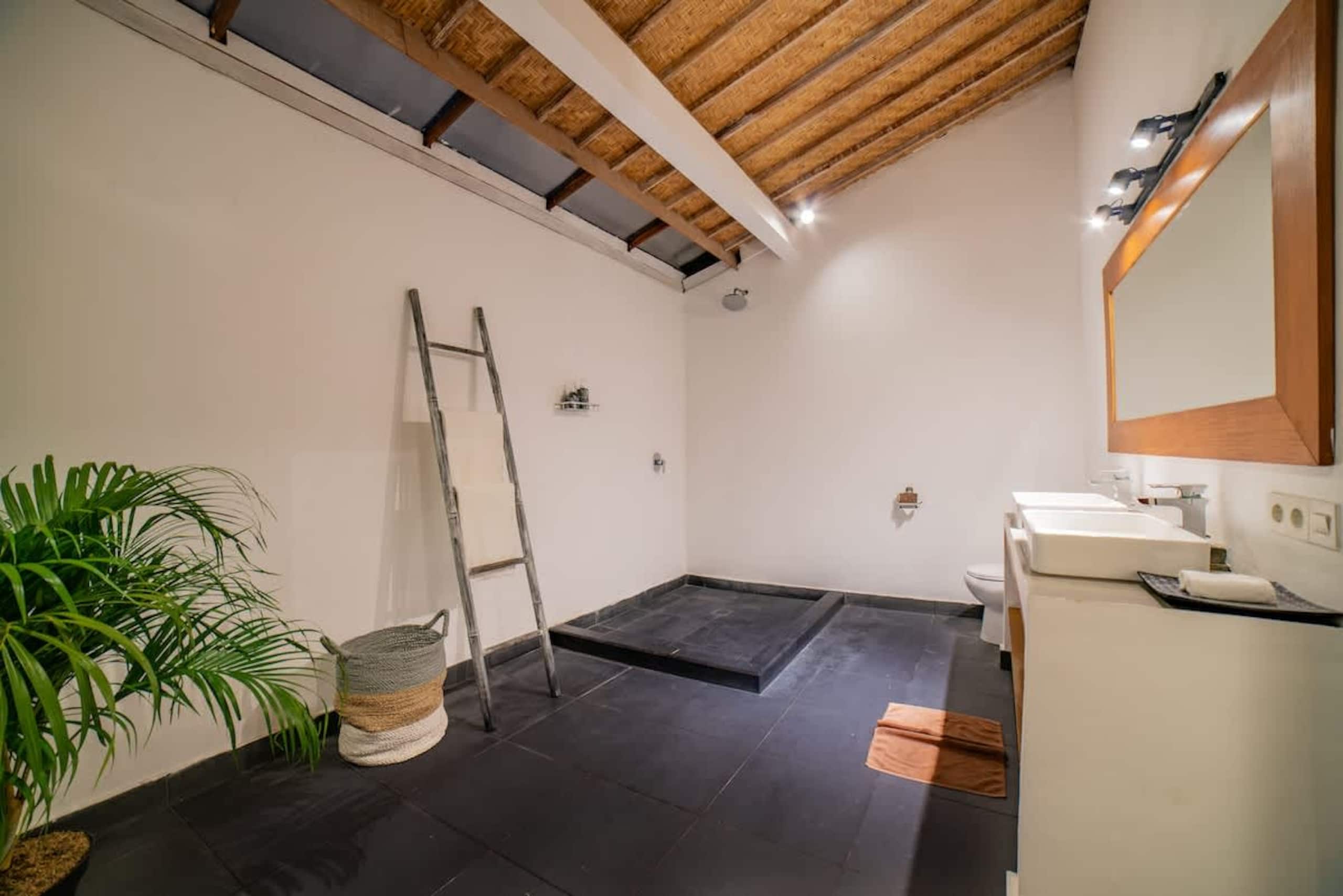 4BR villa w/ private pool & garden view 7