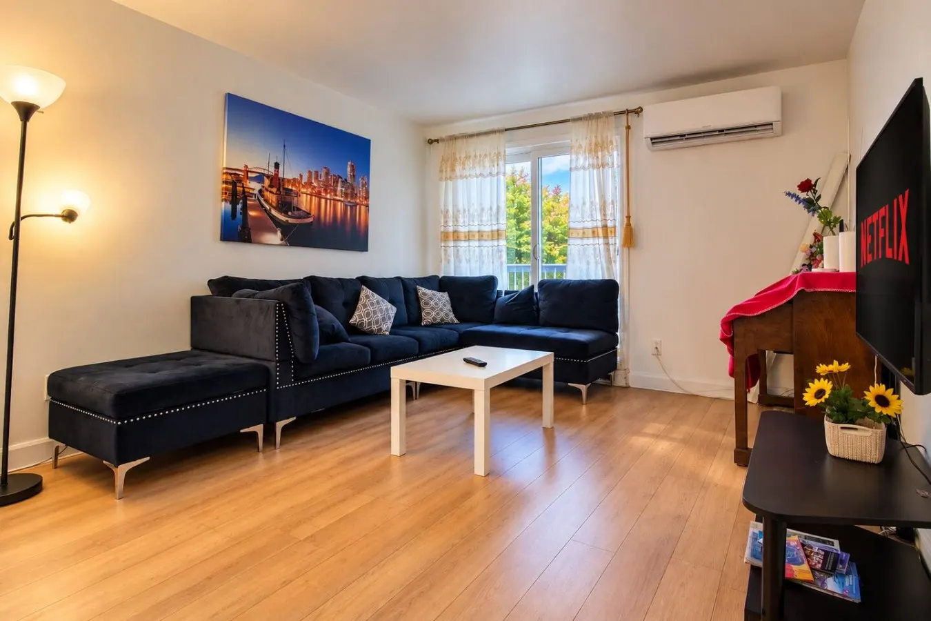Elegant 3 Bdr Free Parking Close to Montreal DT