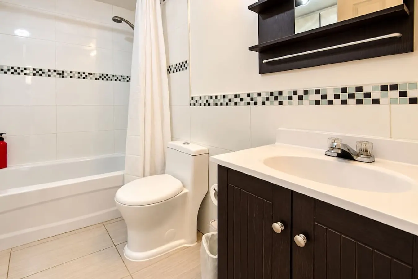 Elegant 3 Bdr Free Parking Close to Montreal DT 12