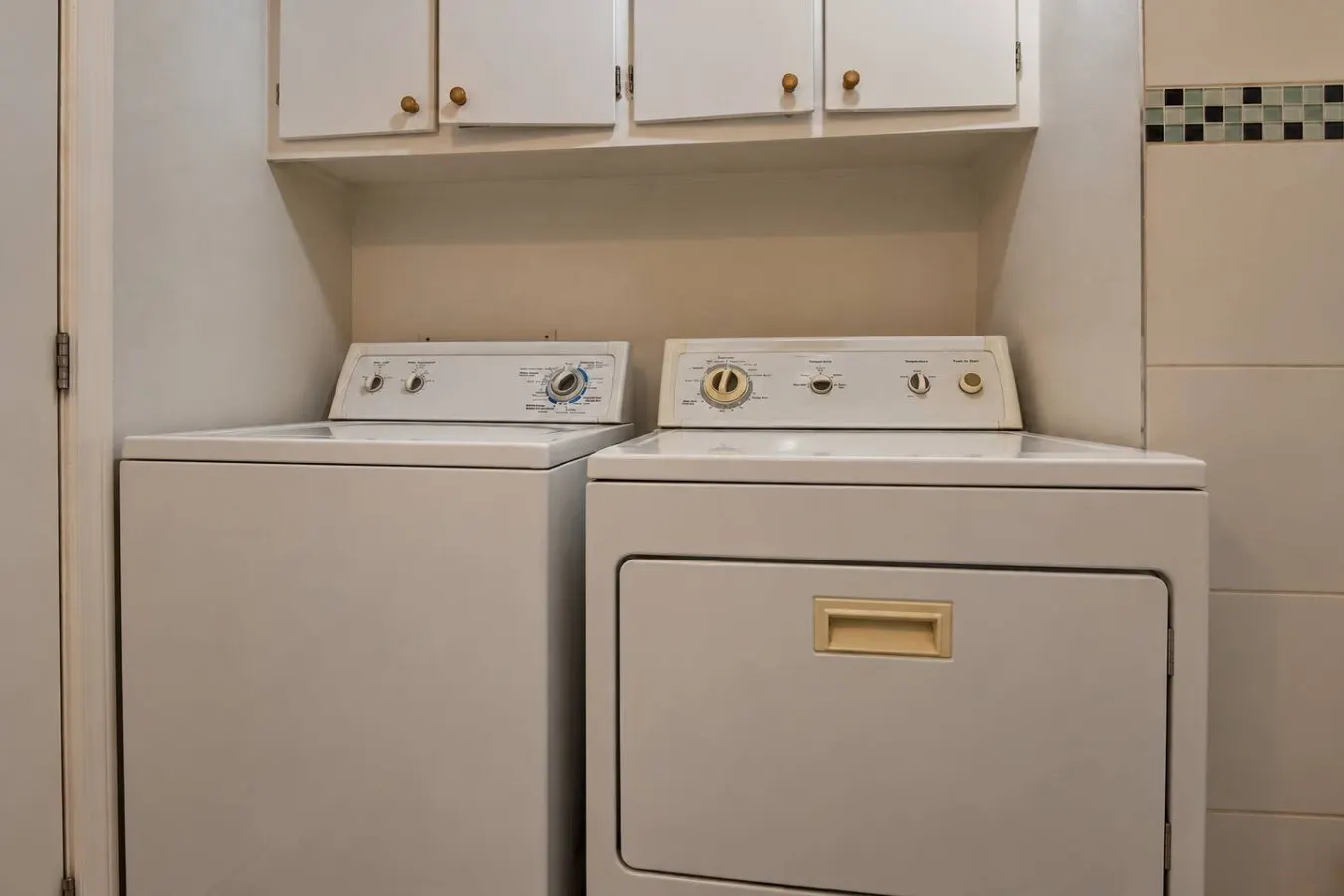 Elegant 3 Bdr Free Parking Close to Montreal DT 13