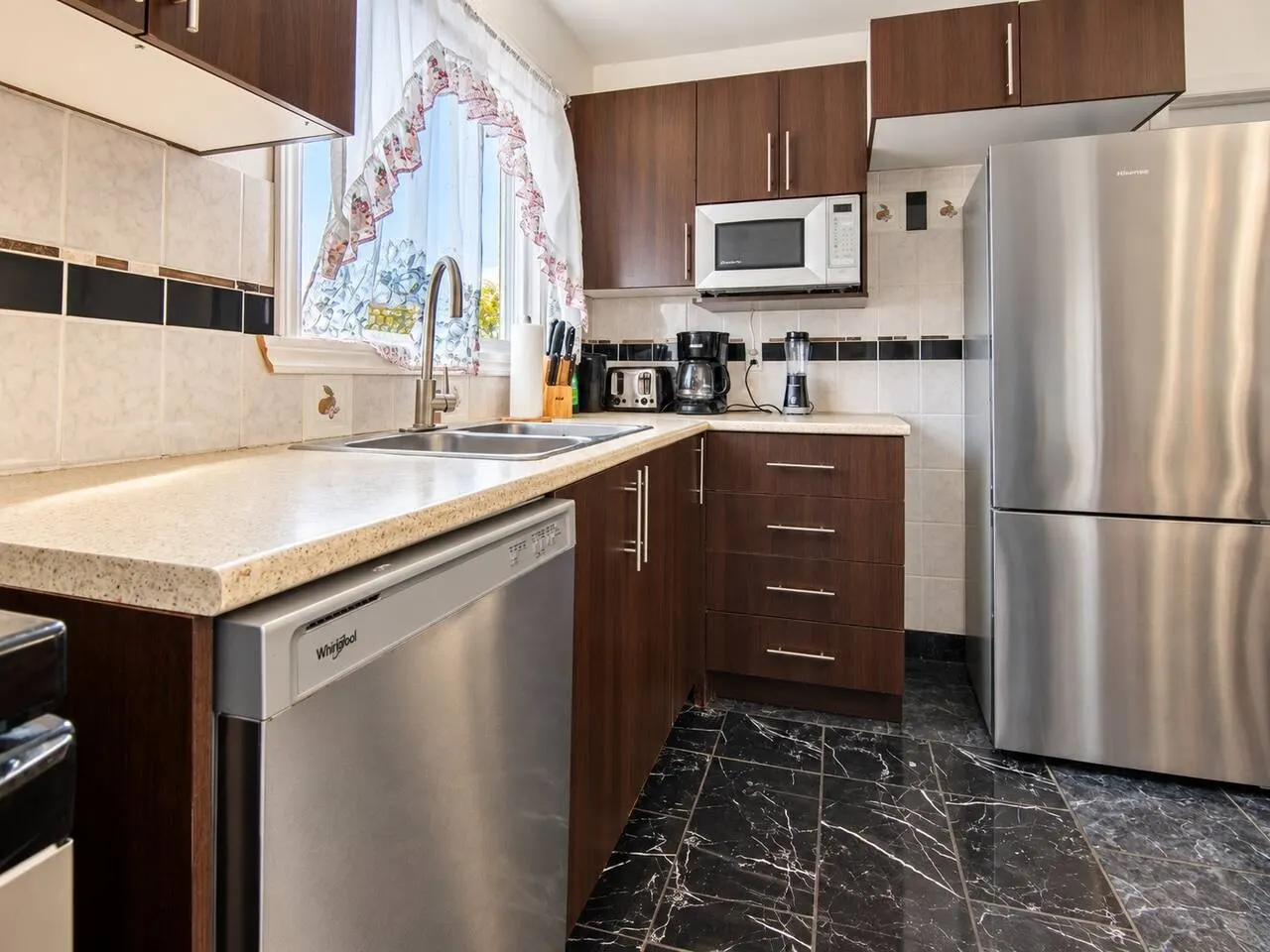 Elegant 3 Bdr Free Parking Close to Montreal DT — photo 3