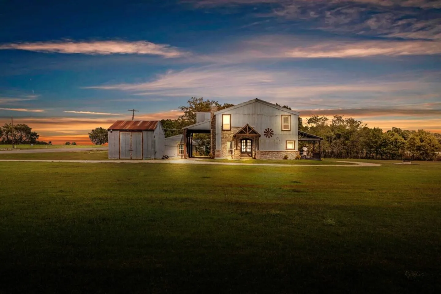 The Levi Gin - Luxury Vintage Retreat