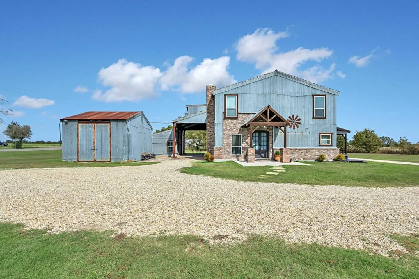 The Levi Gin - Luxury Vintage Retreat 10