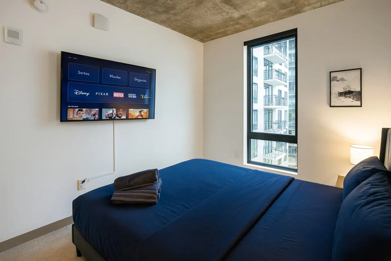 Bright 2BR Apt Pool, Gym & Walkable Area 9