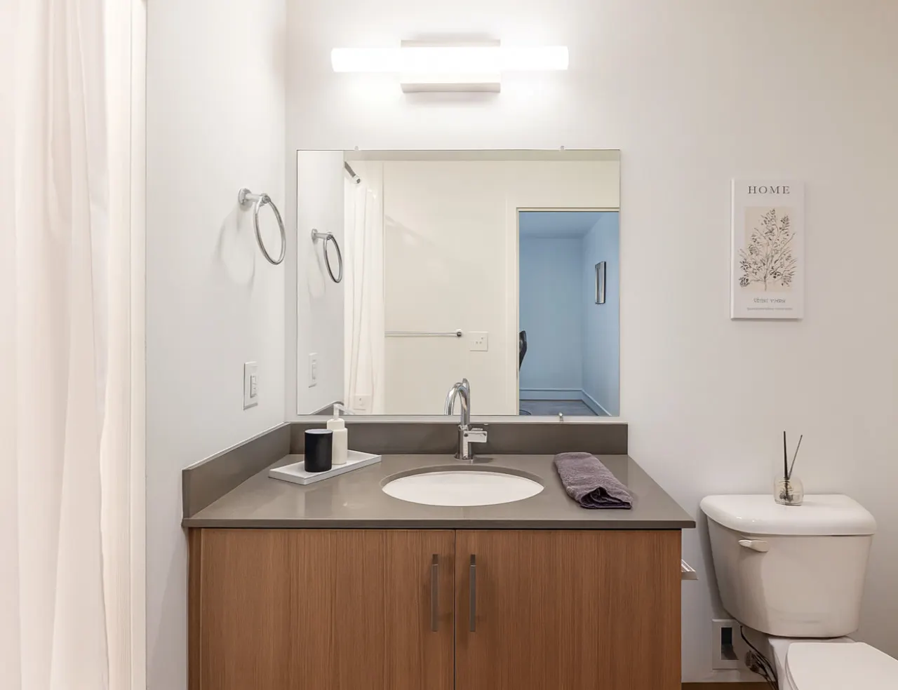 Bright 2BR Apt Pool, Gym & Walkable Area 13
