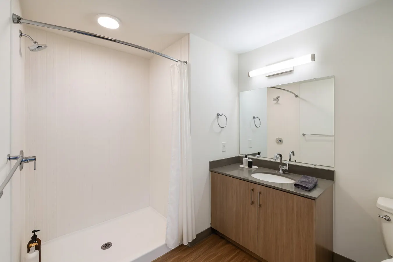 Bright 2BR Apt Pool, Gym & Walkable Area 14