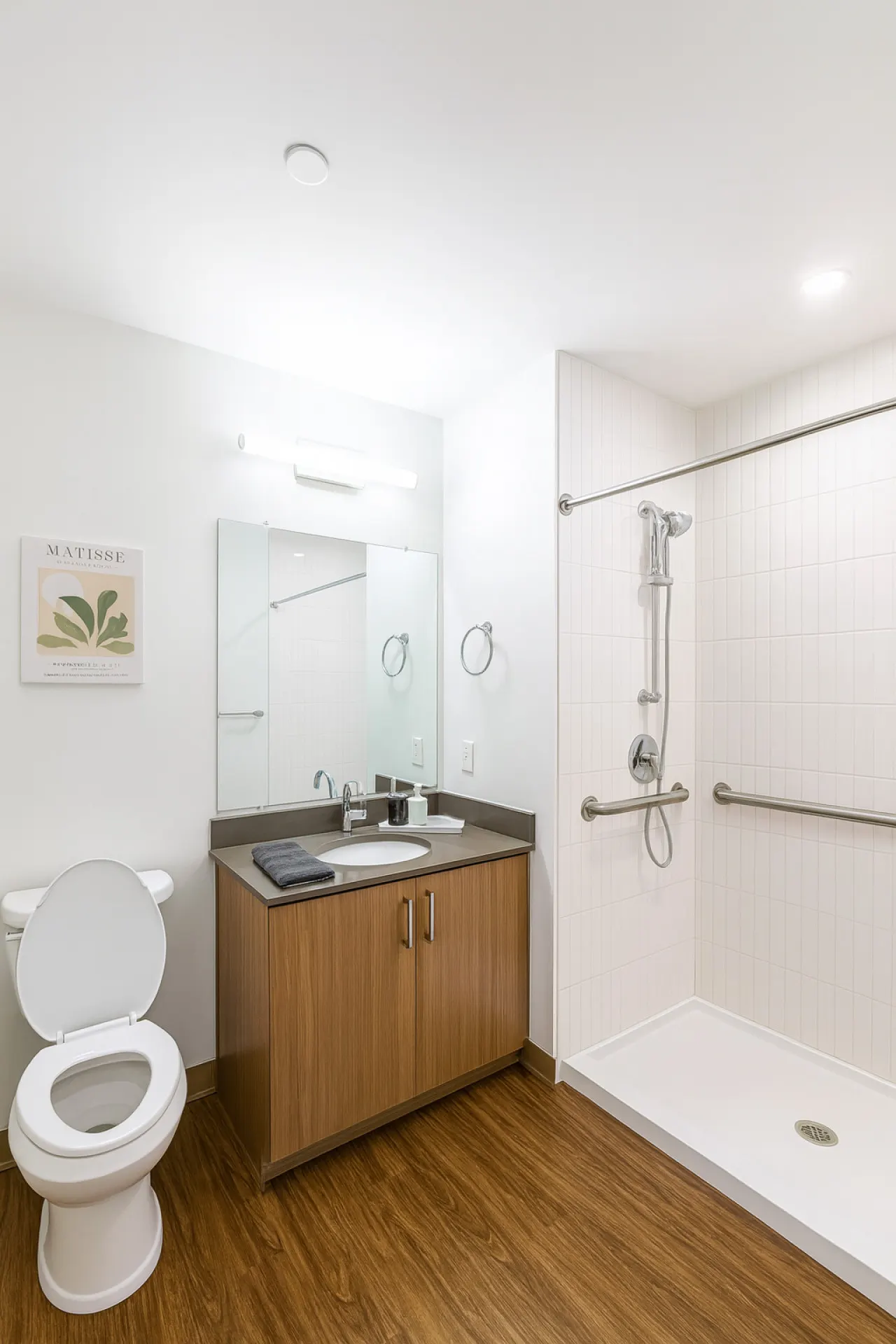 Bright 2BR Apt Pool, Gym & Walkable Area 15