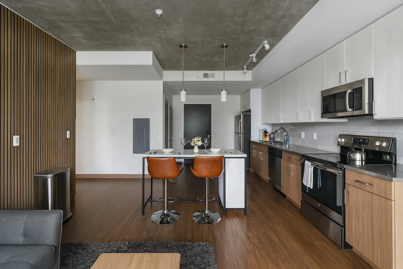 Bright 2BR Apt Pool, Gym & Walkable Area 16