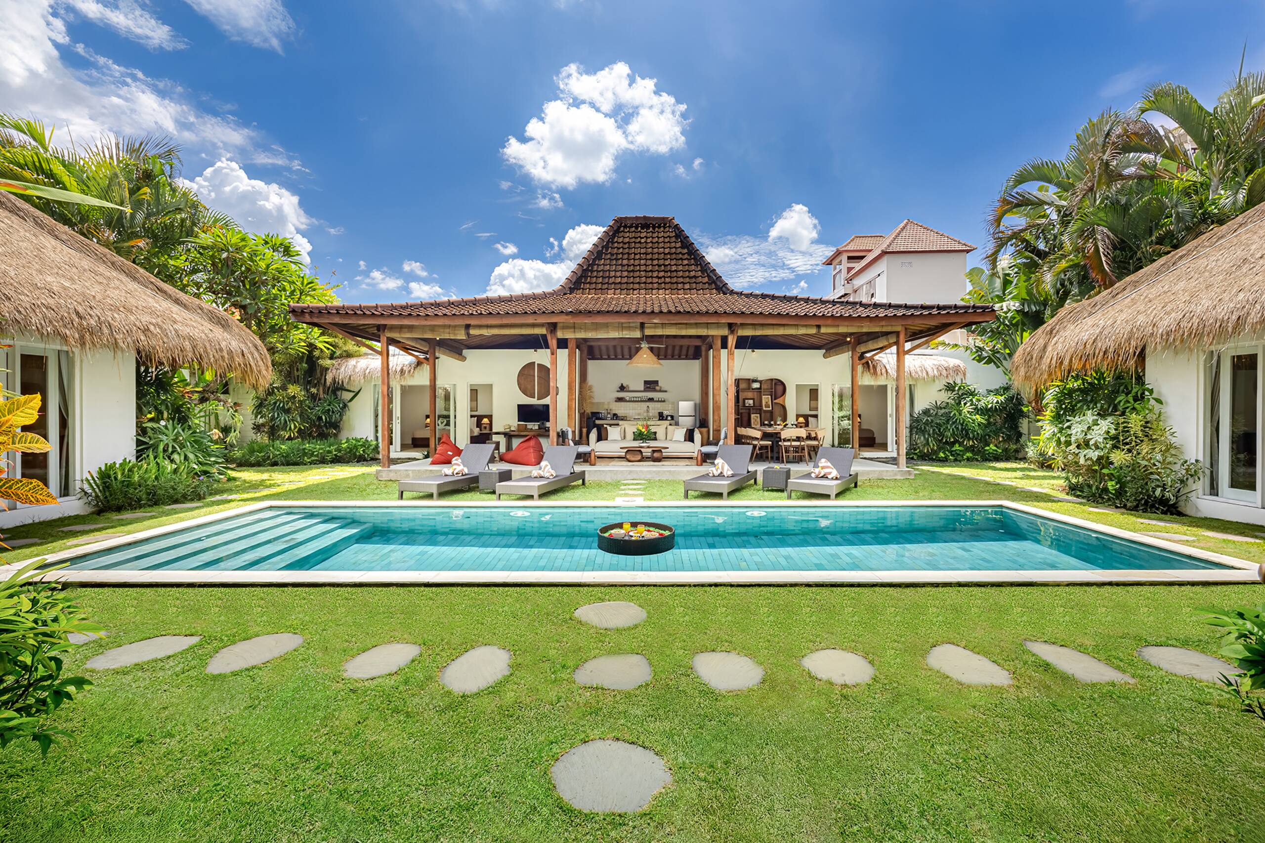 Refurbished - 800m to Beach/Kudeta Seminyak Oberoi
