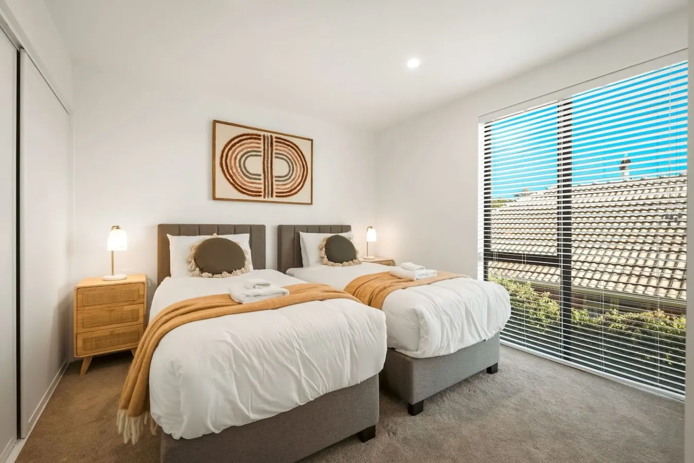 3 BRM Townhouse 5 mins drive to CBD - free parking 9