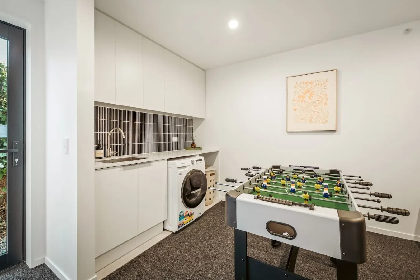 3 BRM Townhouse 5 mins drive to CBD - free parking 12