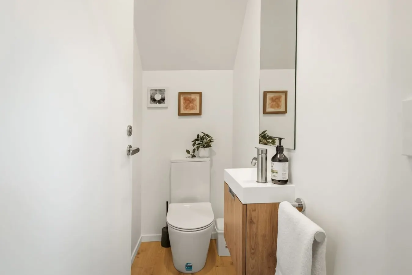 3 BRM Townhouse 5 mins drive to CBD - free parking 17