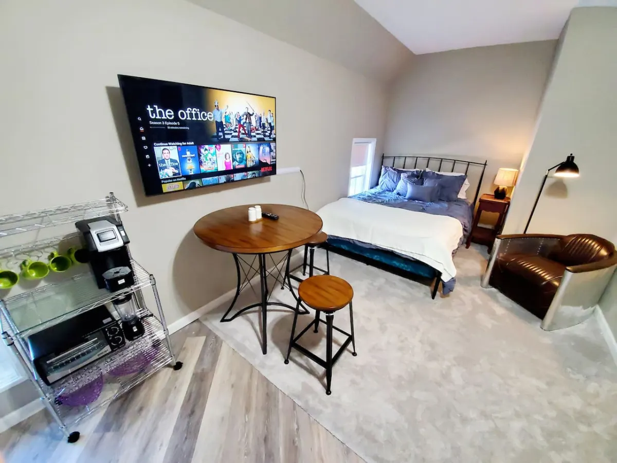 Walkable Cozy Downtown Studio (FREE Bikes to use) 2
