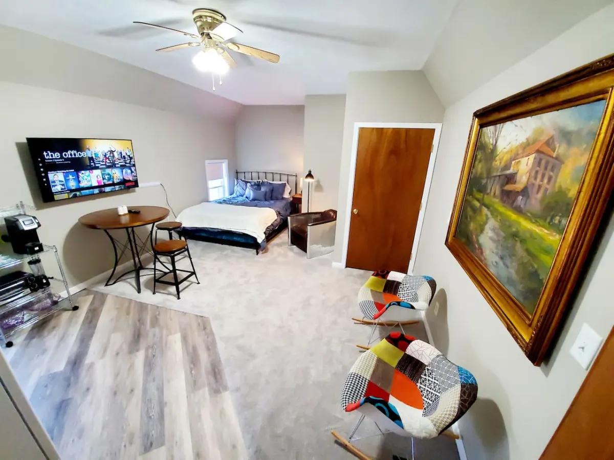 Walkable Cozy Downtown Studio (FREE Bikes to use) 3