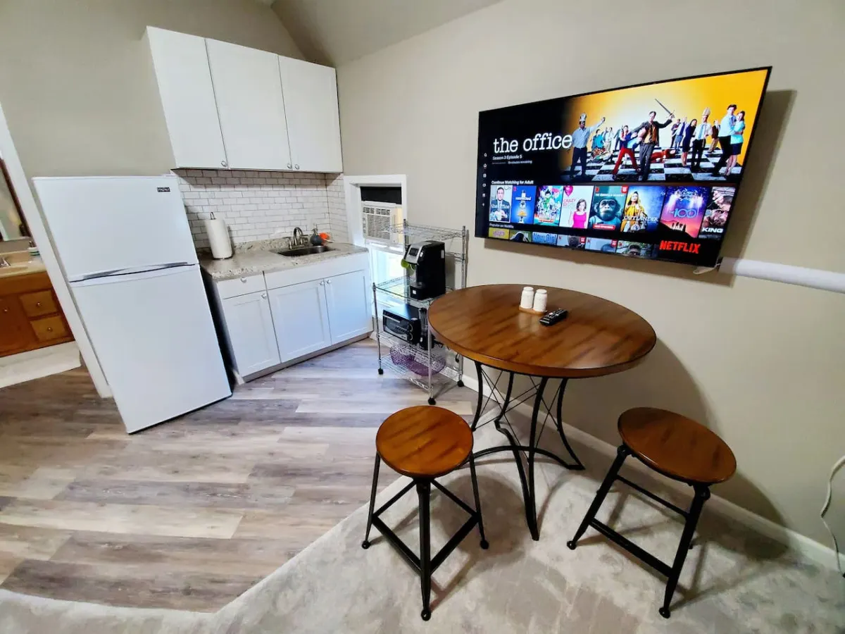 Walkable Cozy Downtown Studio (FREE Bikes to use) 4