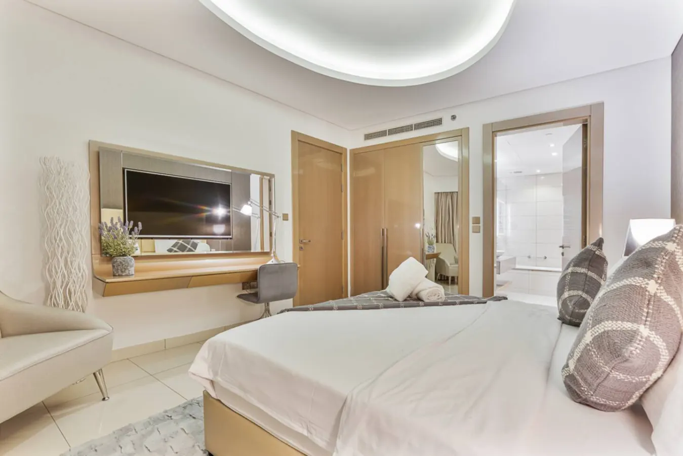 Stylish 1BR in Business Bay | Burj Khalifa View — photo 2