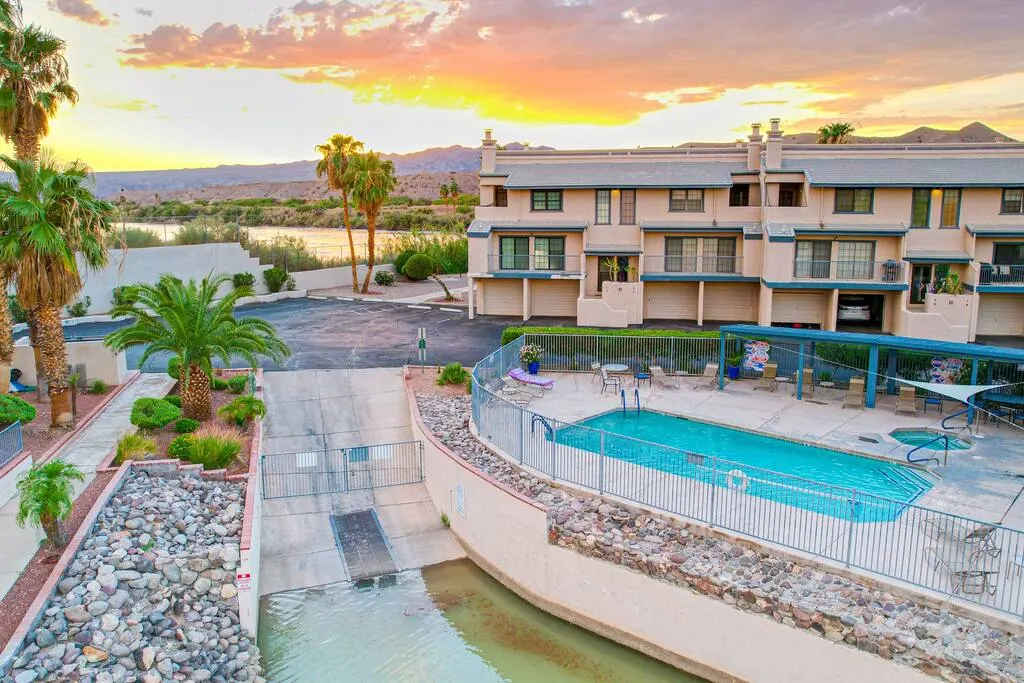 Riverfront | Views | Sleeps 8 — foto 2