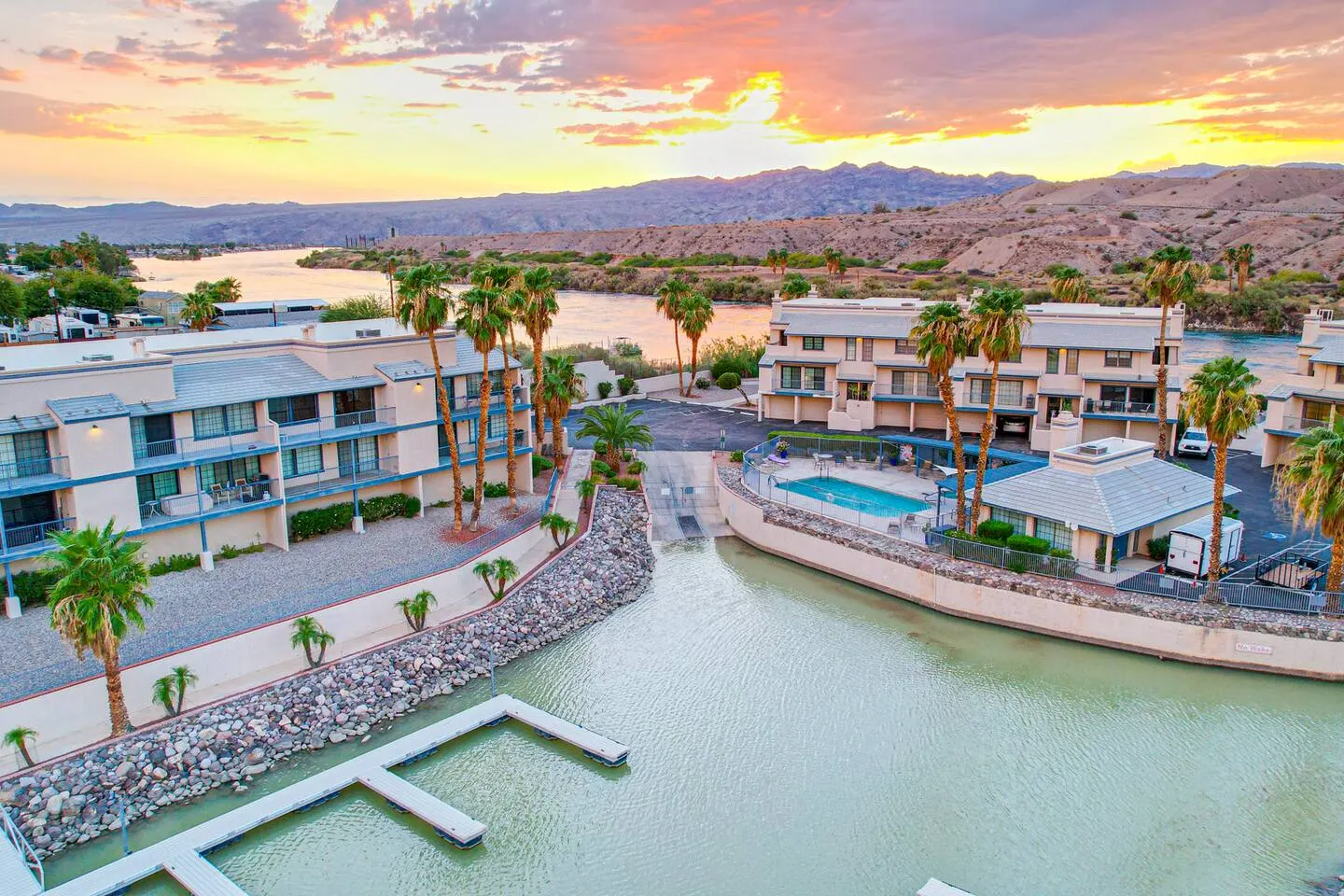 Riverfront Views Sleeps 8 6