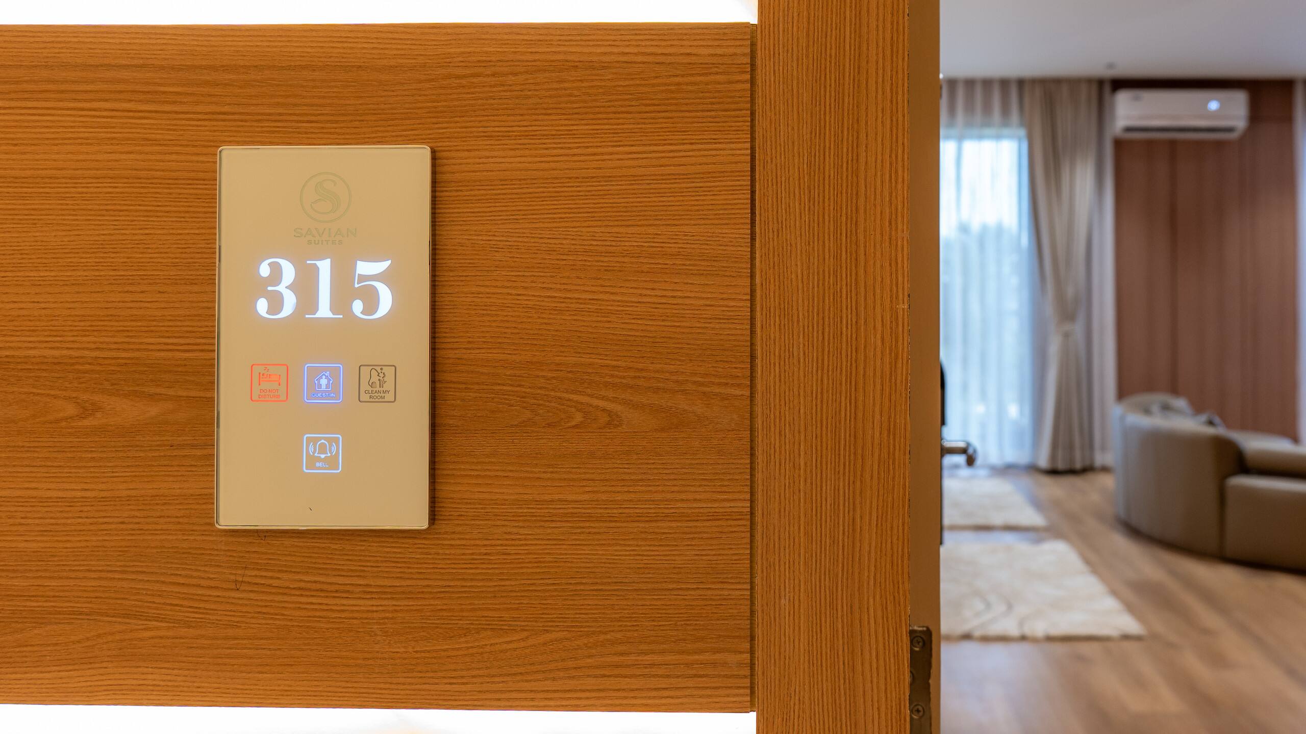 Room Suite W/ 2 Double Beds in a Business Hotel — photo 2