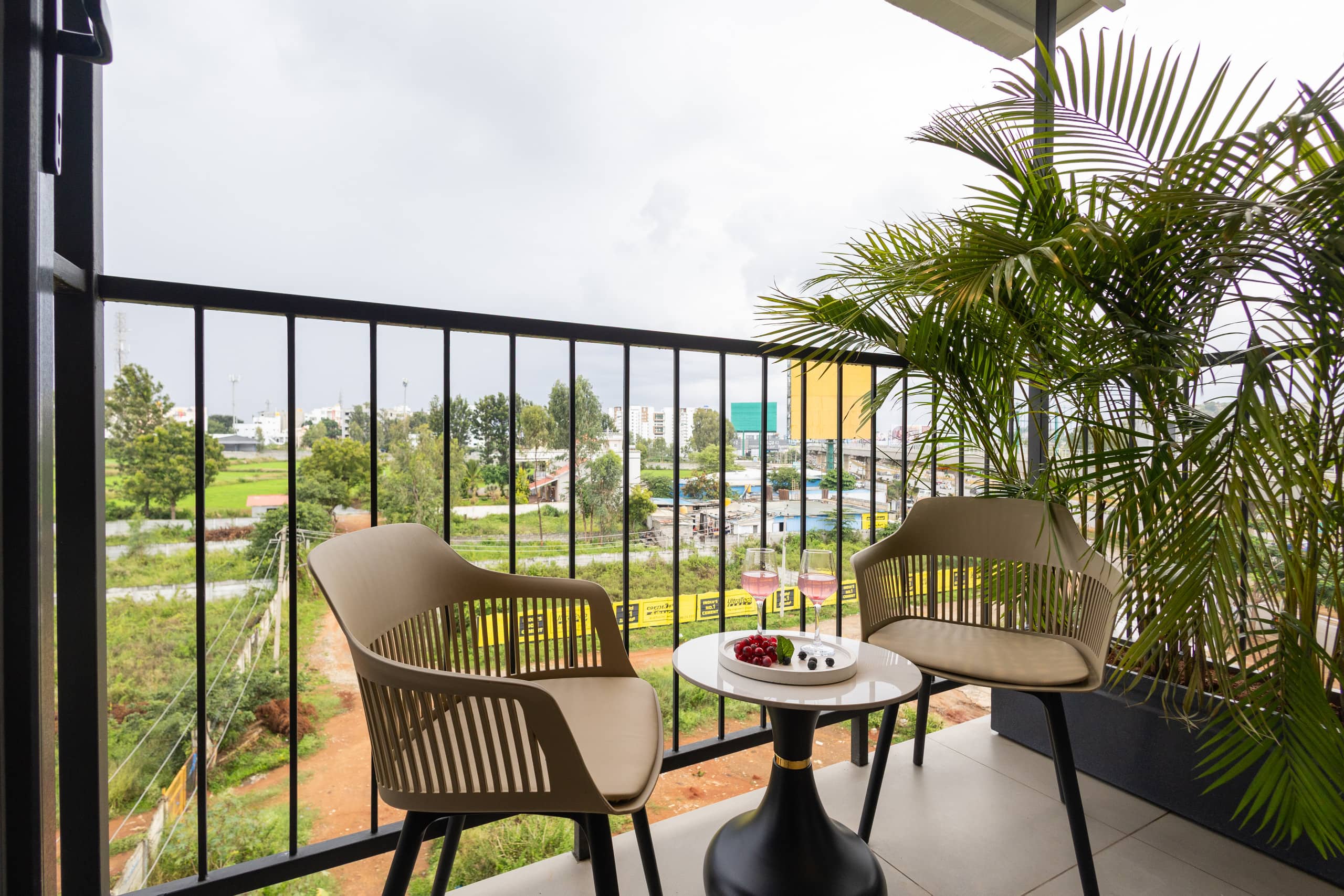 Room Suite W/ 2 Double Beds in a Business Hotel — photo 4