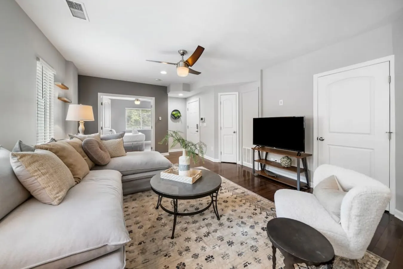 Stylish 2BR near City Center OTR, UC, Zoo 1
