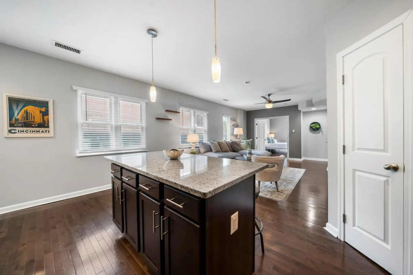 Stylish 2BR near City Center OTR, UC, Zoo 10