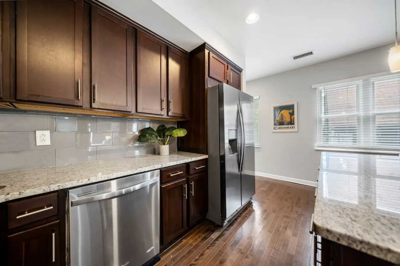 Stylish 2BR near City Center OTR, UC, Zoo 16