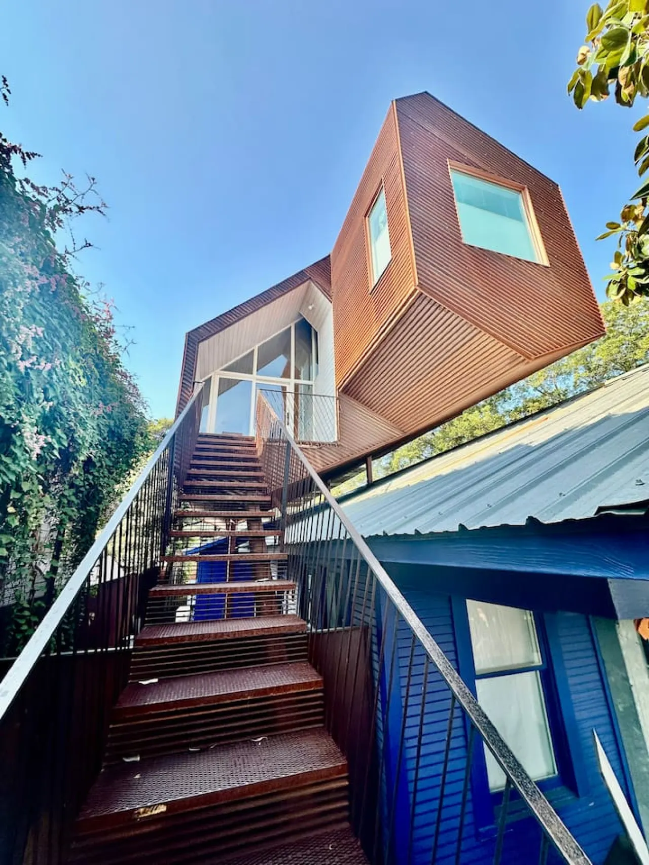 Award winning treehouse retreat in East Austin