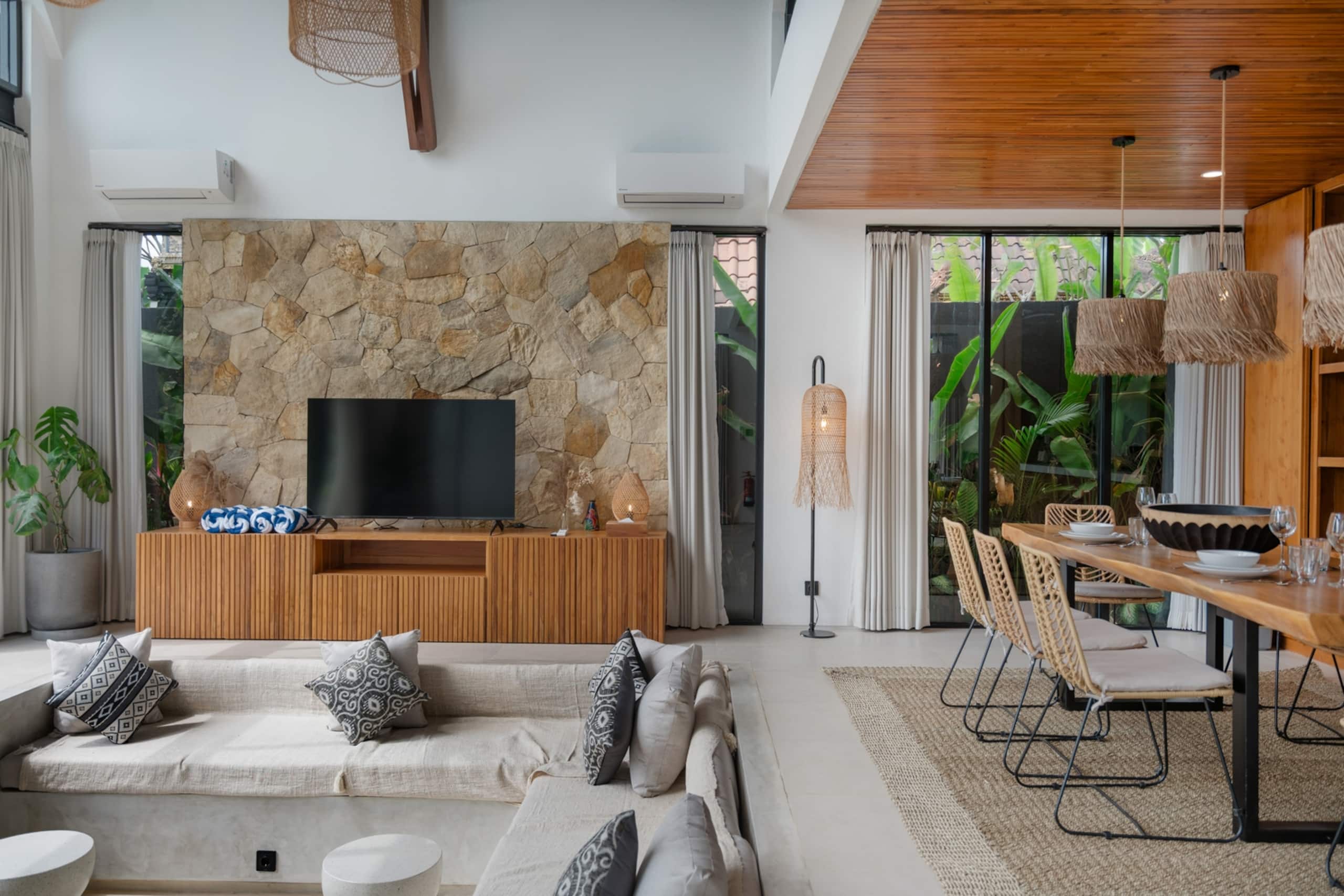 Tukad Hut - 2BR Glass-Frame Pool Villa, Canggu — photo 2
