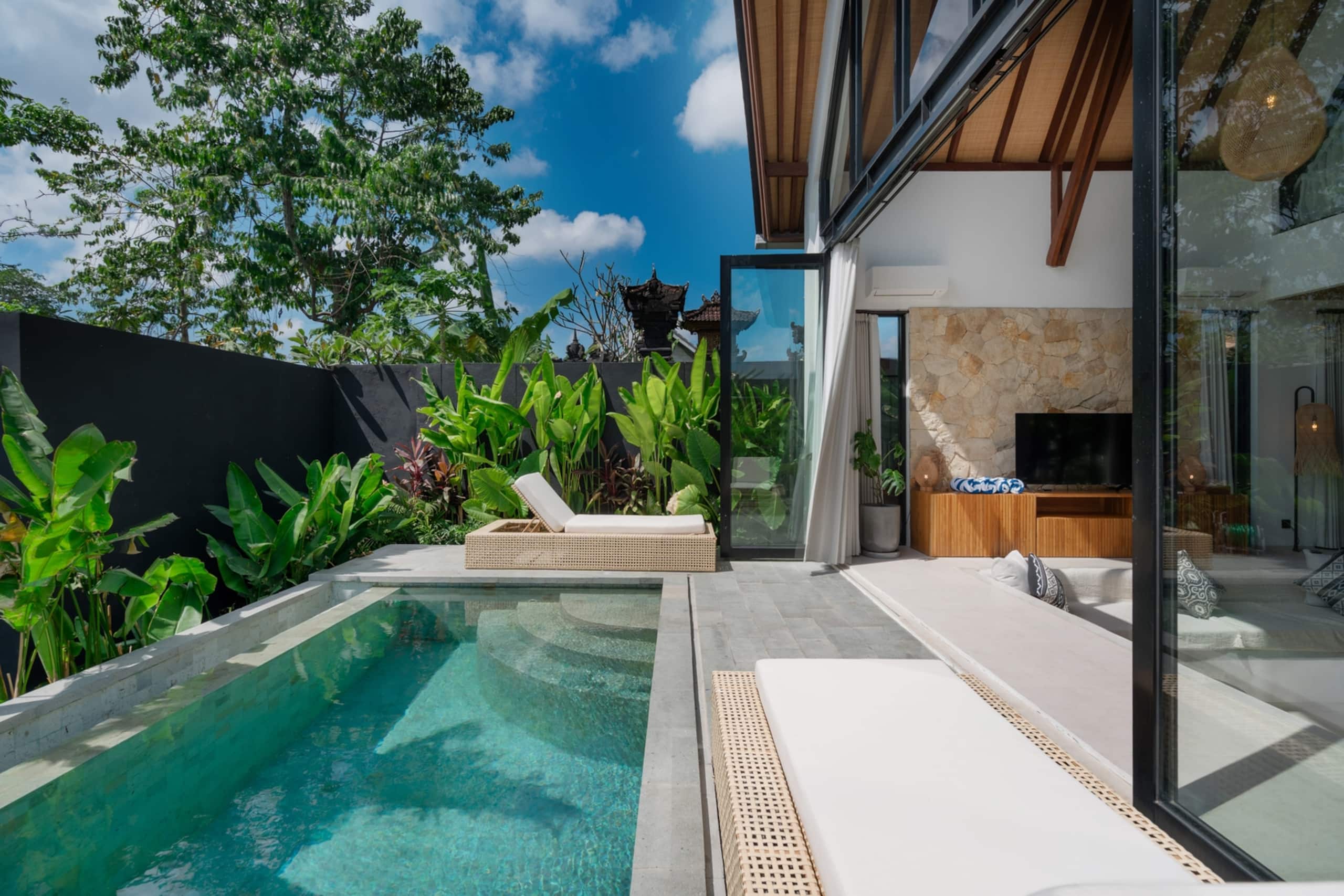 Tukad Hut - 2BR Glass-Frame Pool Villa, Canggu 6