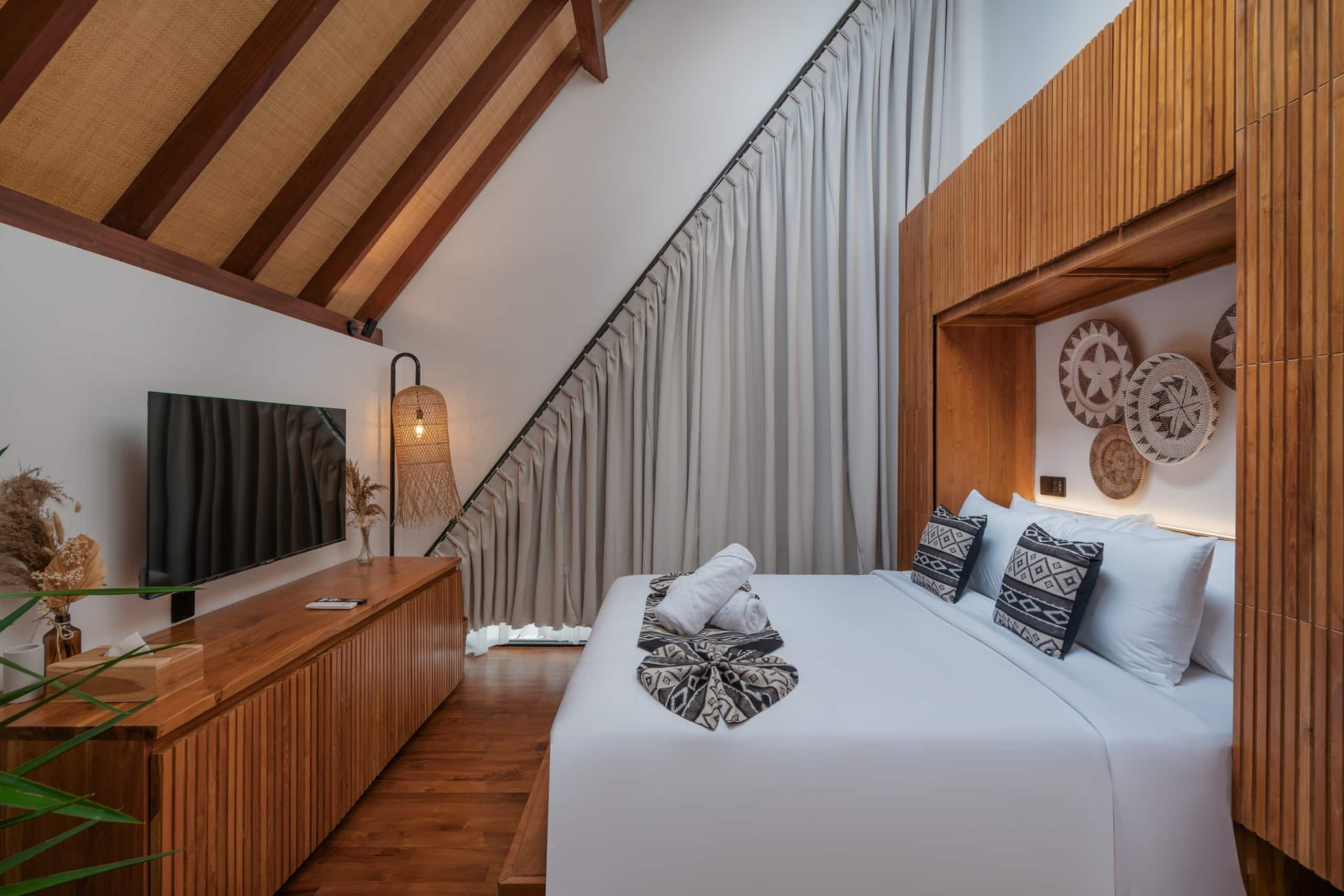 Tukad Hut - 2BR Glass-Frame Pool Villa, Canggu 16
