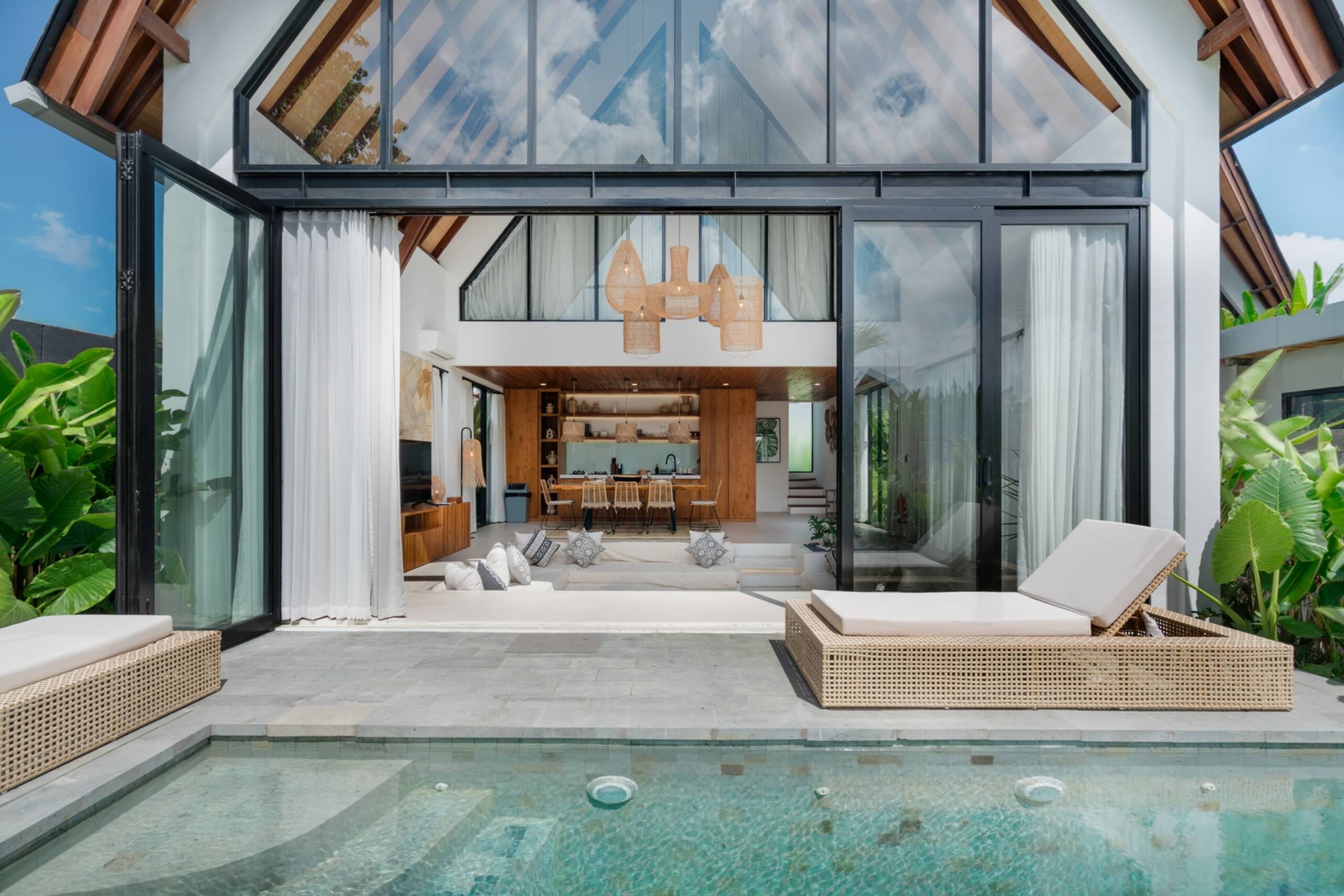 Tukad Hut - 2BR Glass-Frame Pool Villa, Canggu