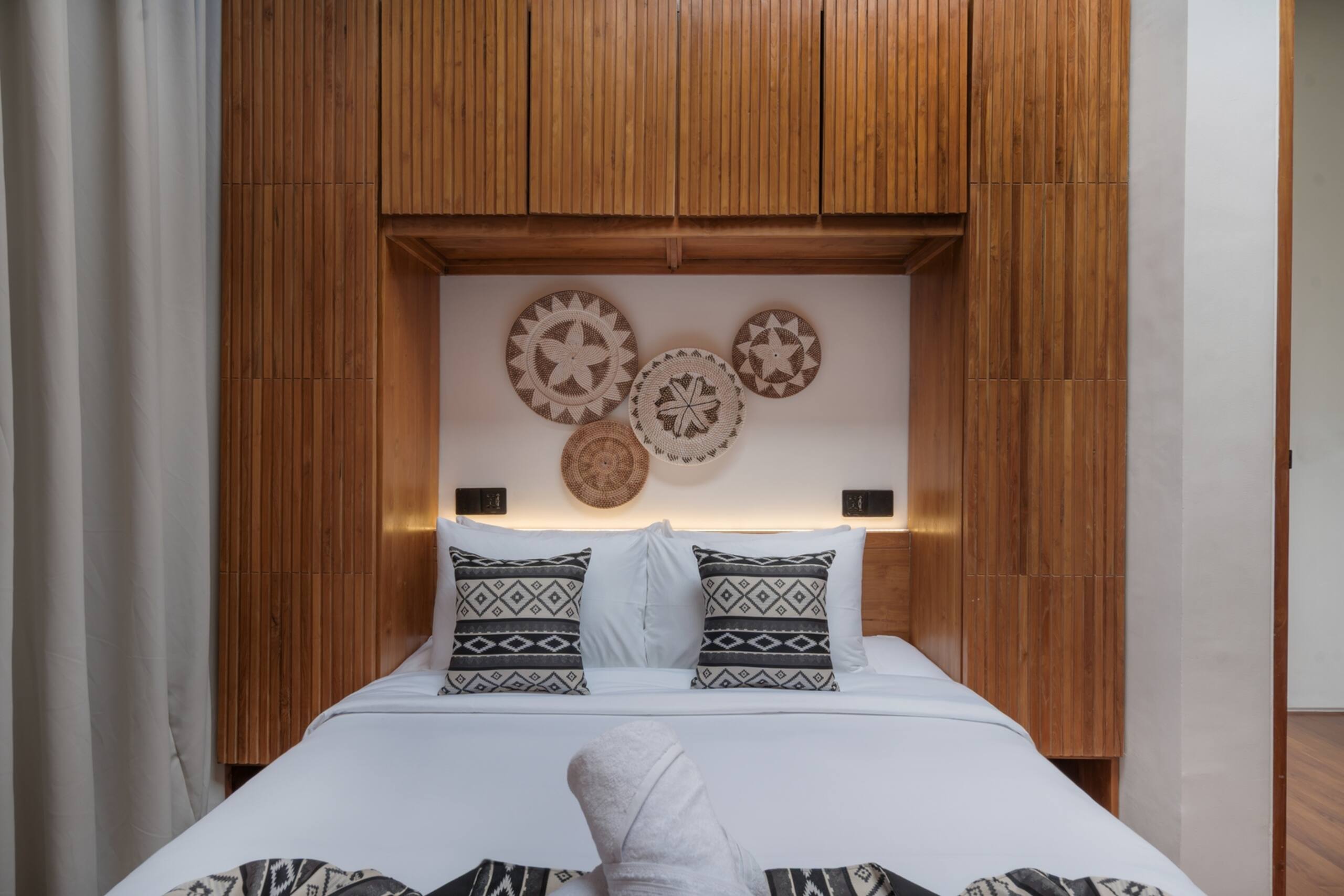 Tukad Hut - 2BR Glass-Frame Pool Villa, Canggu 15