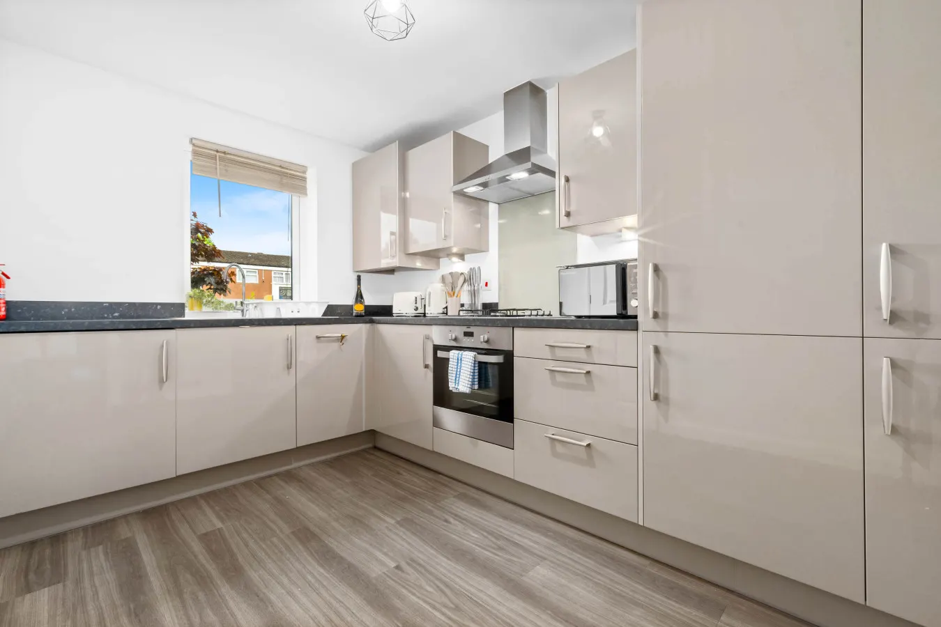 Elegant Three Bedroom House - Parking - Garden — photo 3