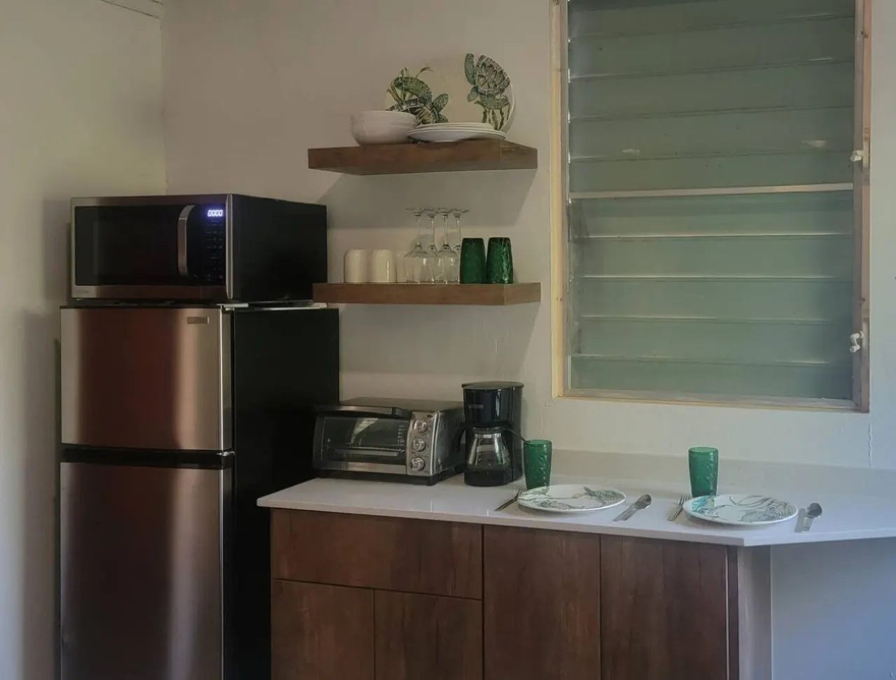 Private pool, large yard- minutes to beach/ferry 9