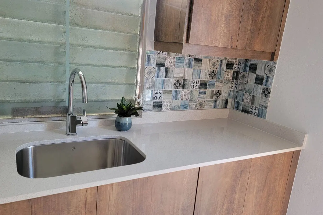Private pool, large yard- minutes to beach/ferry 14