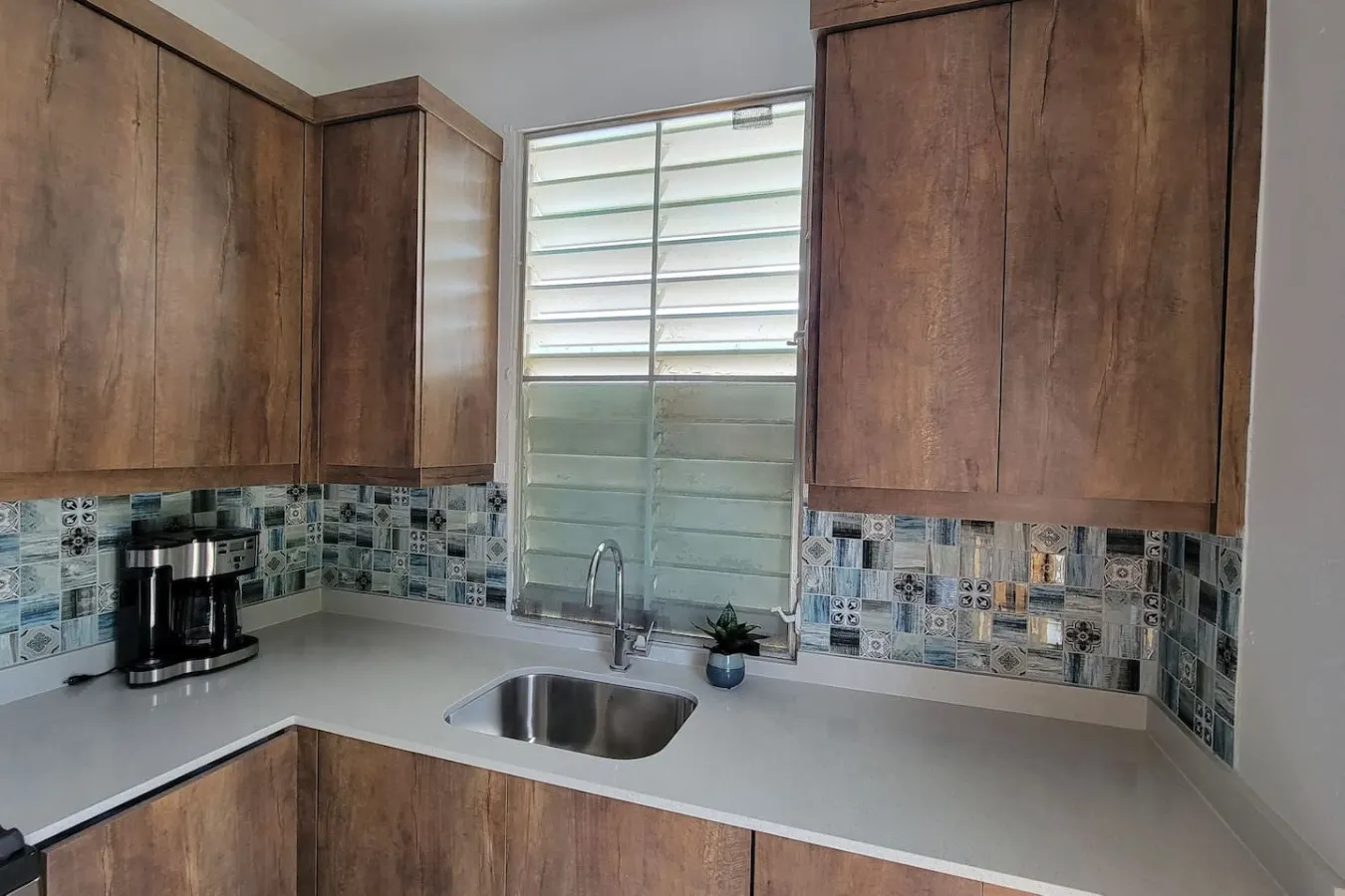 Private pool, large yard- minutes to beach/ferry 16