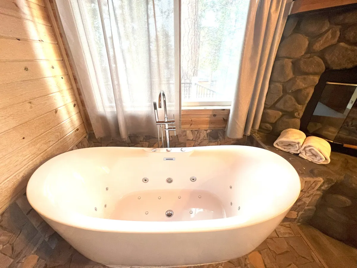 Lake-View Lodge Cabin #4 ( 2 BR Near The Village) 4