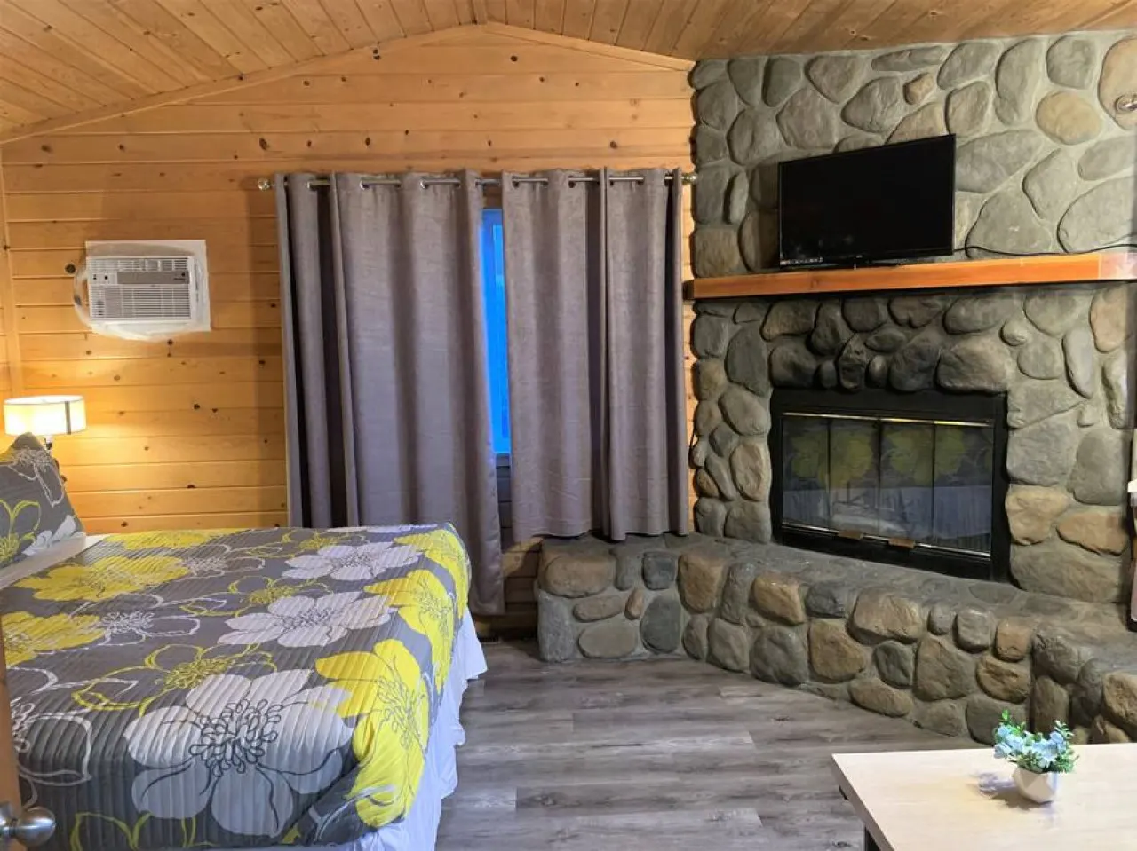 Lake-View Lodge Cabin #4 ( 2 BR Near The Village) 5