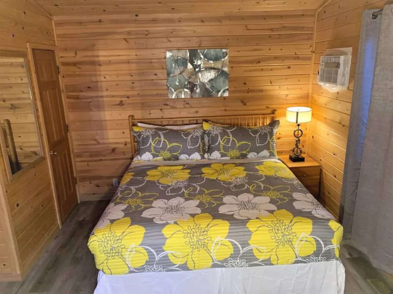 Lake-View Lodge Cabin #4 ( 2 BR Near The Village) 6