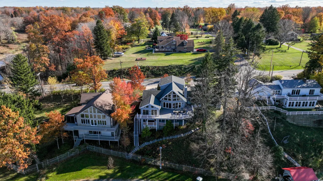 Beautiful Geneva/Ashtabula Lakefront sleeps 16