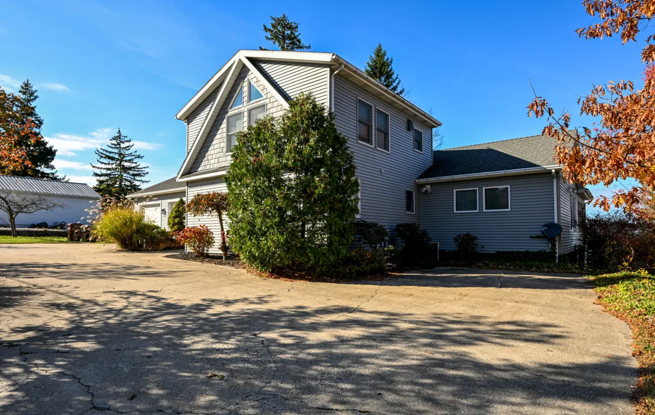 Beautiful Geneva/Ashtabula Lakefront sleeps 16 9