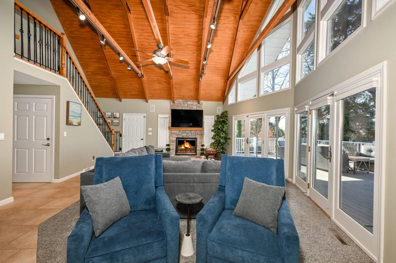 Beautiful Geneva/Ashtabula Lakefront sleeps 16 16